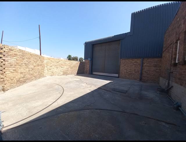 608M² WAREHOUSE TO LET IN JET PARK
